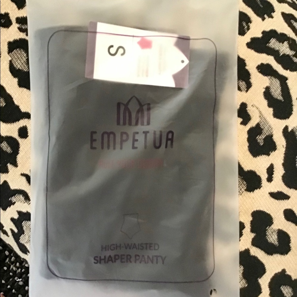 NEW IN PKG HIGH-WAISTED SHAPER PANTY. ♥️♥️♥️